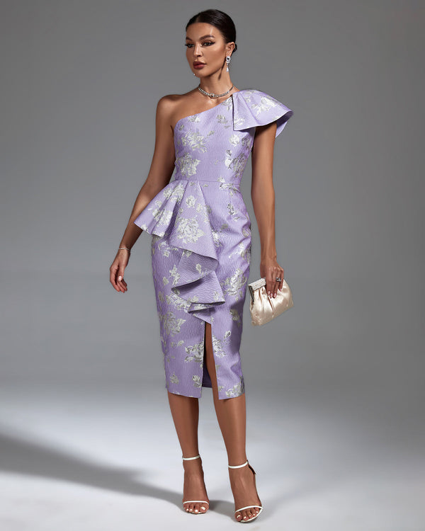 Mid-length fitted dress with slanted ribbing and shoulder slit