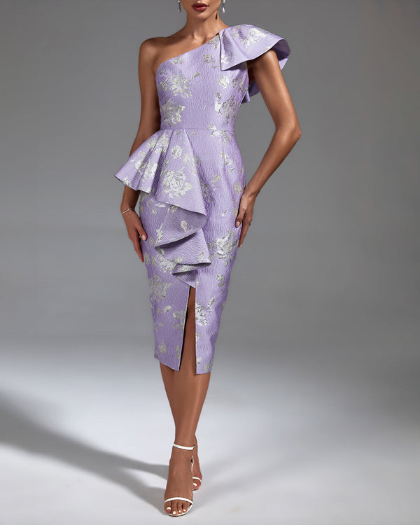 Mid-length fitted dress with slanted ribbing and shoulder slit