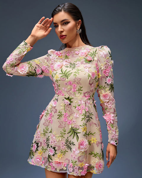 Short flowing dress with floral appliqué for an elegant and trendy style