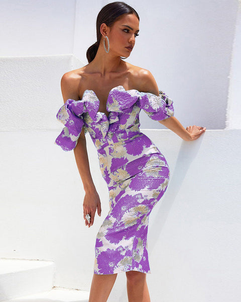 Off-shoulder long dress with pleats and a fitted style to accentuate your figure