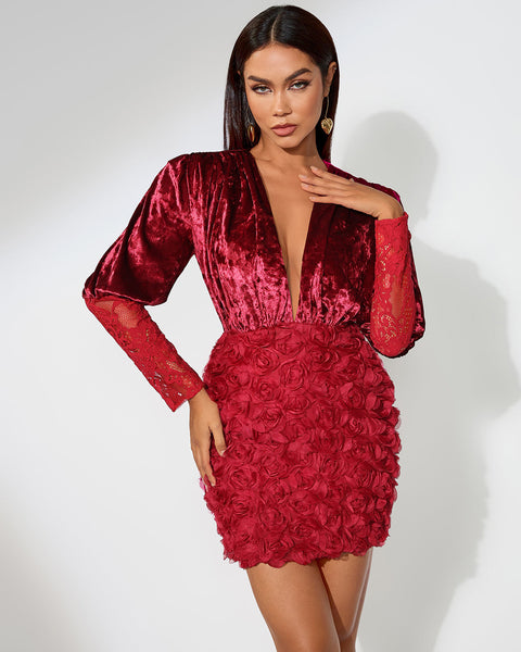 Mini velvet dress with low cut and trendy design