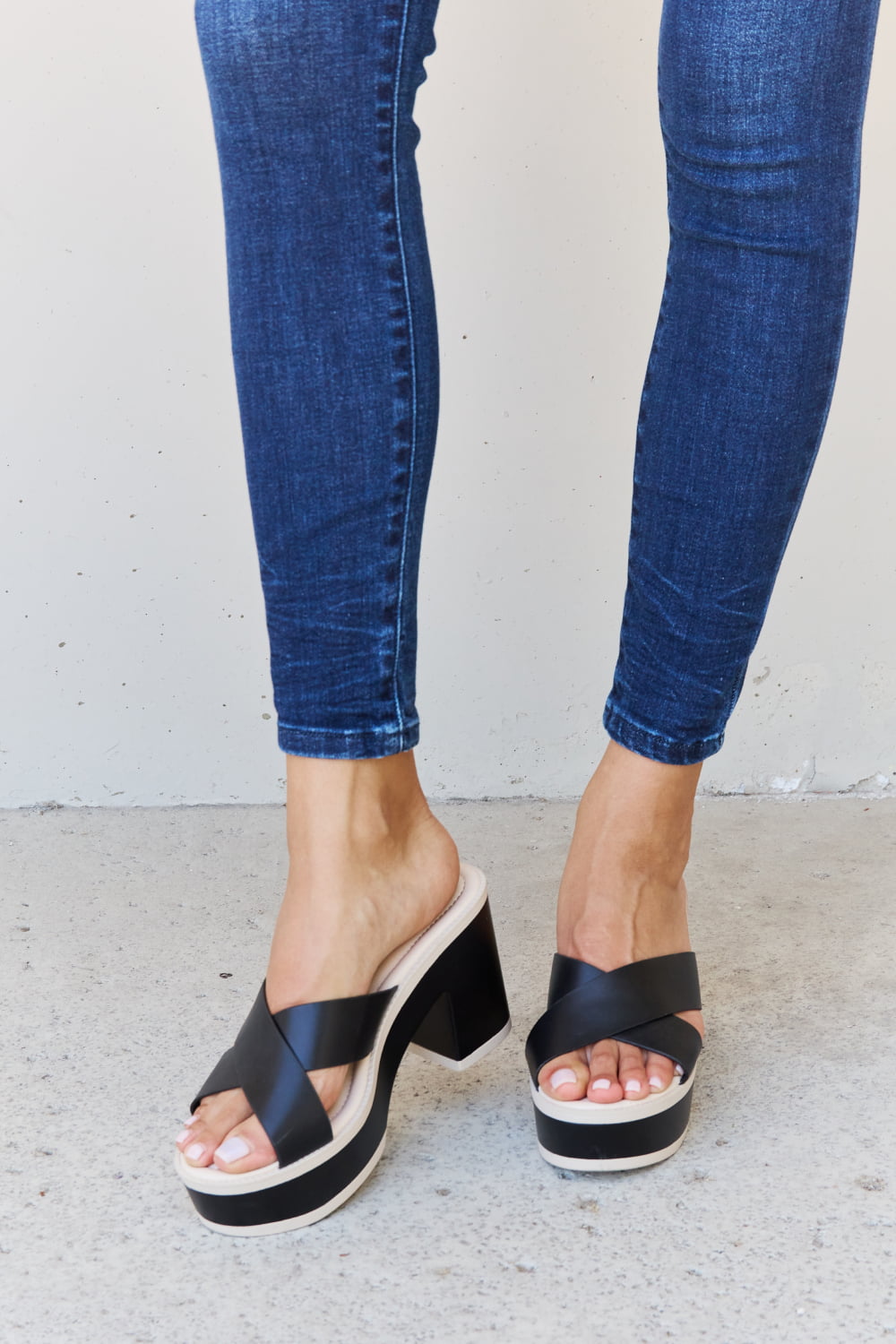 Marlowe Laurent — Weeboo Cherish The Moments Contrast Platform Sandals in Black Black Fashion Footwear