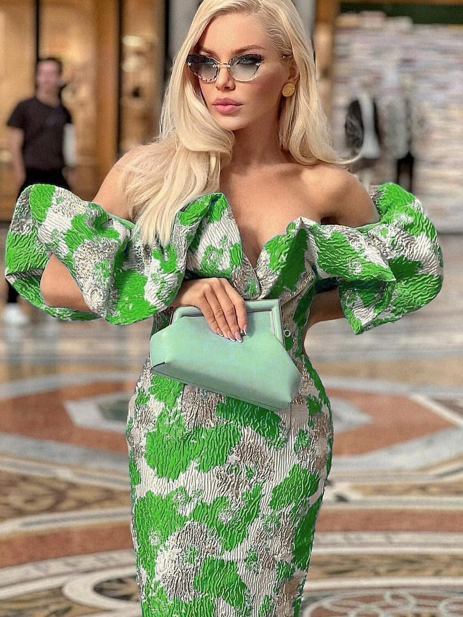 Off-shoulder long dress with pleats and a fitted style to accentuate your figure