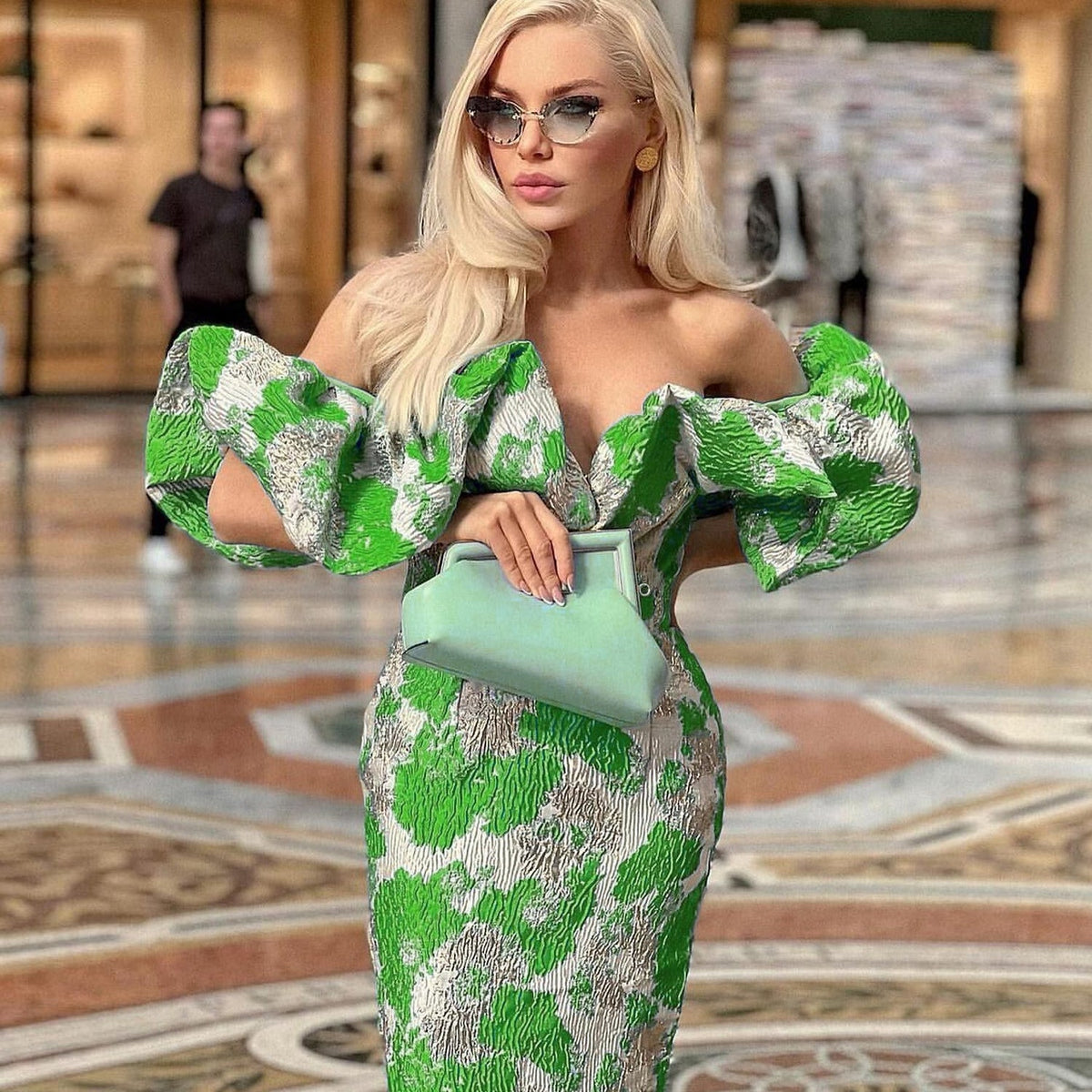 Off-shoulder long dress with pleats and a fitted style to accentuate your figure
