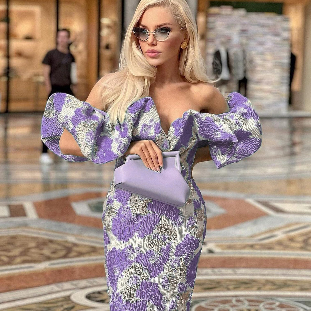 Off-shoulder long dress with pleats and a fitted style to accentuate your figure