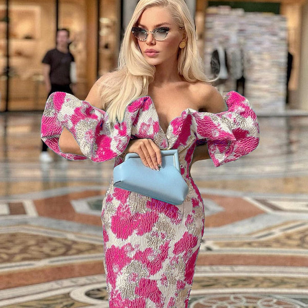 Off-shoulder long dress with pleats and a fitted style to accentuate your figure