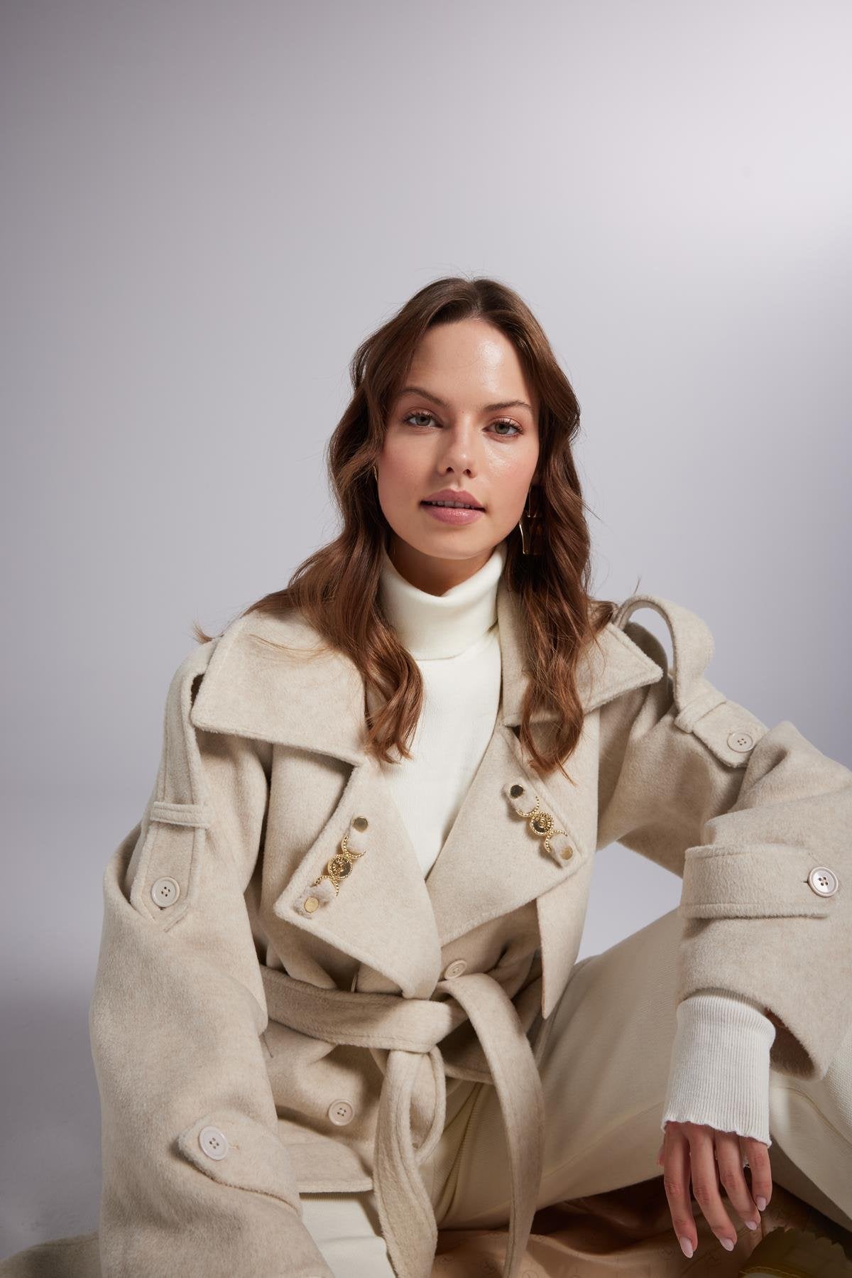 Wilhelmina Rivière — Accessorized Wool Blended Cashmere Maxi Woody Ecru Coat, alternate view 5