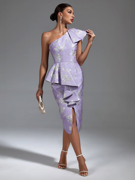 Mid-length fitted dress with slanted ribbing and shoulder slit