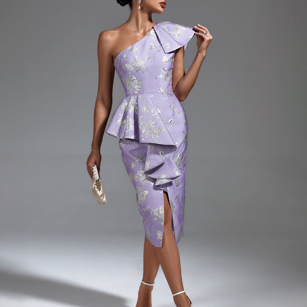 Mid-length fitted dress with slanted ribbing and shoulder slit