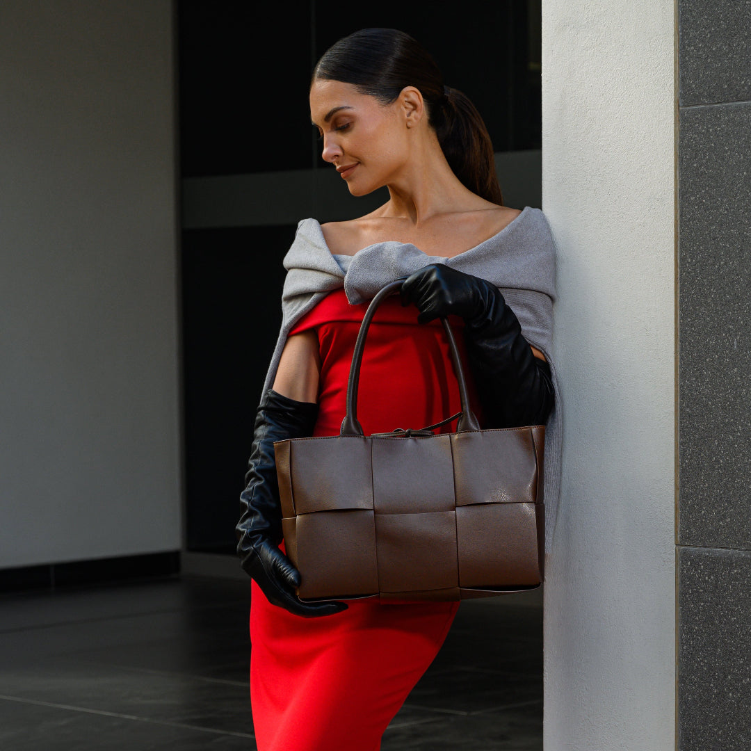 Karine — Medium Tote Bag, alternate view 4