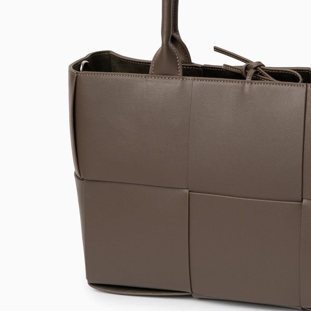 Karine — Medium Tote Bag, alternate view 17