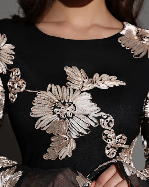 Mini Dress with Round Neck and Appliqué for an Elegant Style