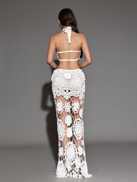 Elegant Maxi Dress with Halter Neckline and Cut-Out Details