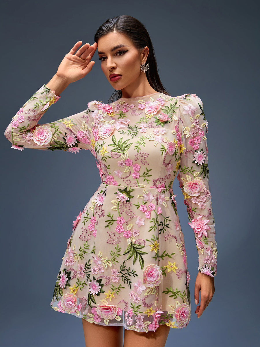 Short flowing dress with floral appliqué for an elegant and trendy style