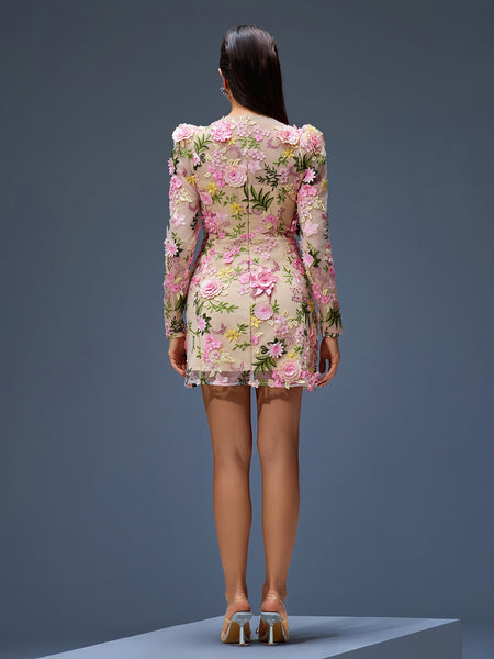 Short flowing dress with floral appliqué for an elegant and trendy style