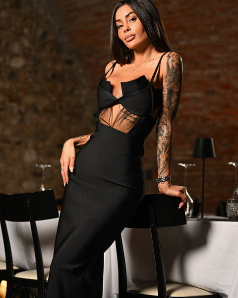 Eng anliegendes Kleid mit hohem Bund und Mesh-Cutouts