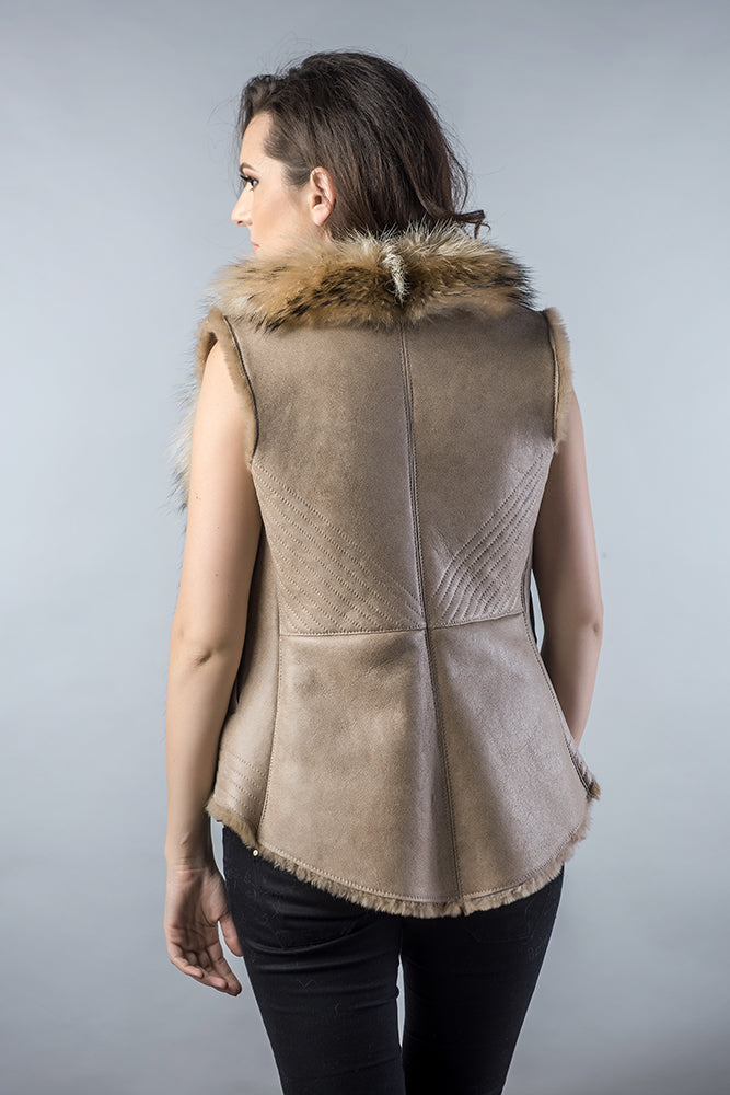 Magnolia Rivière — Beige Lamb Nappa Leather Vest with Raccoon Fur Detailing Beige Women's Coat or Jacket, alternate view 2