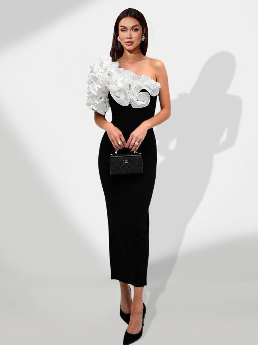 Fitted dress with ruffled sleeve in contrasting color