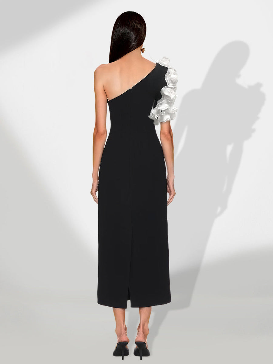 Fitted dress with ruffled sleeve in contrasting color