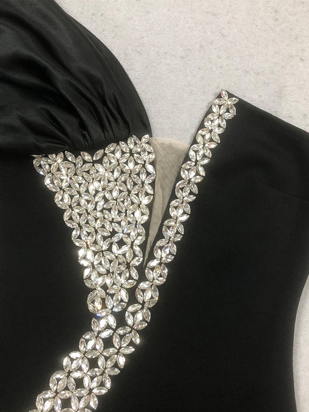 Asymmetrisches Verbandkleid mit seitlichem Kristallschlitz