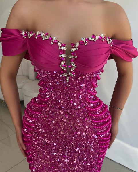 Abendkleid mit Perlenkette und Pailletten-Bandage