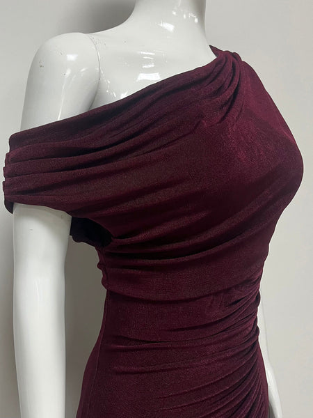 Maxikleid mit schräger Schulter und Raffungen