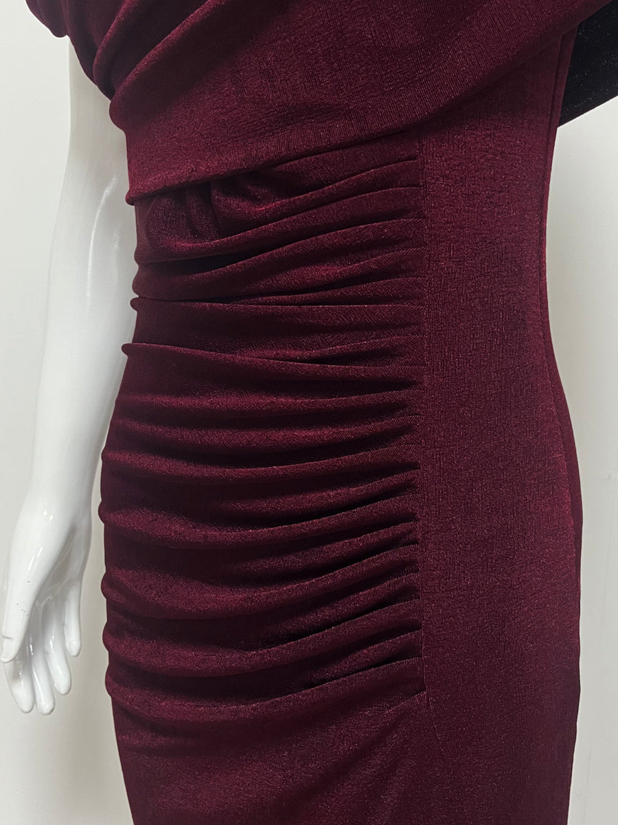 Maxikleid mit schräger Schulter und Raffungen