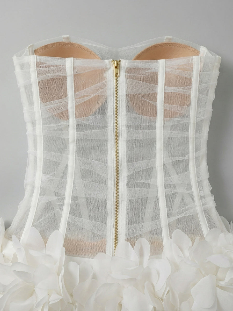 Trägerloses Mini-Kleid mit transparenten Blumen und Saum