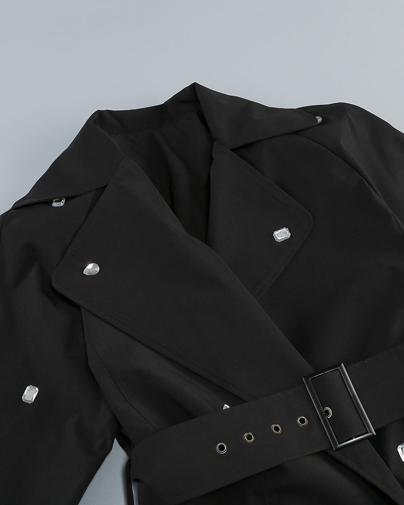 Blazer-Kleid mit Strasssteinen und Gürtel