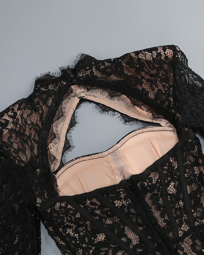 Hochgeschlossenes Mini-Spitzenkleid mit Cut-Outs