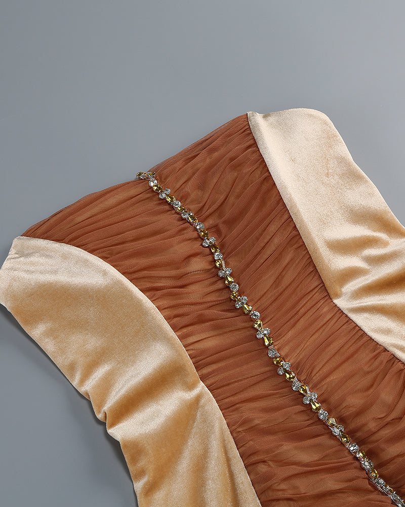 Kurzes, gerafftes Minikleid mit Kristall- und Federbesatz