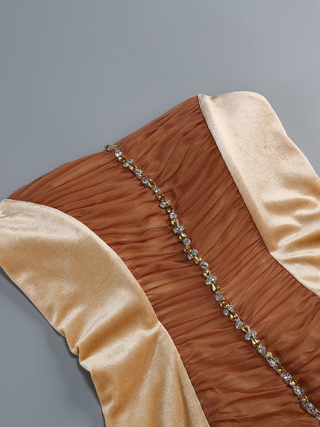 Kurzes, gerafftes Minikleid mit Kristall- und Federbesatz