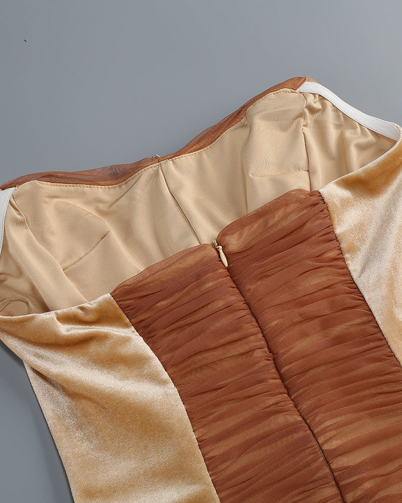 Kurzes, gerafftes Minikleid mit Kristall- und Federbesatz