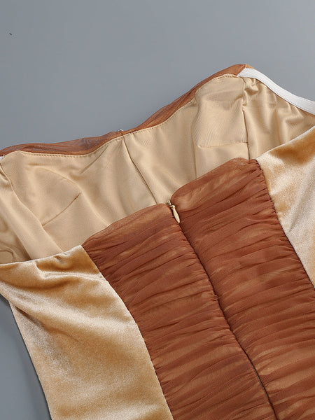 Kurzes, gerafftes Minikleid mit Kristall- und Federbesatz