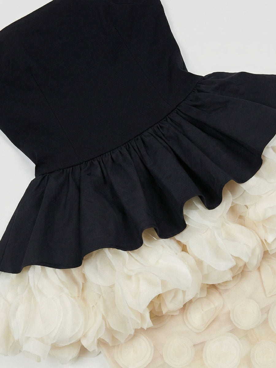 Trägerloses Kleid mit Blumenmuster, Tupfen und transparentem Stoff