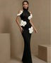 Halter Maxikleid mit weißen Blumen und Bandagen-Detail