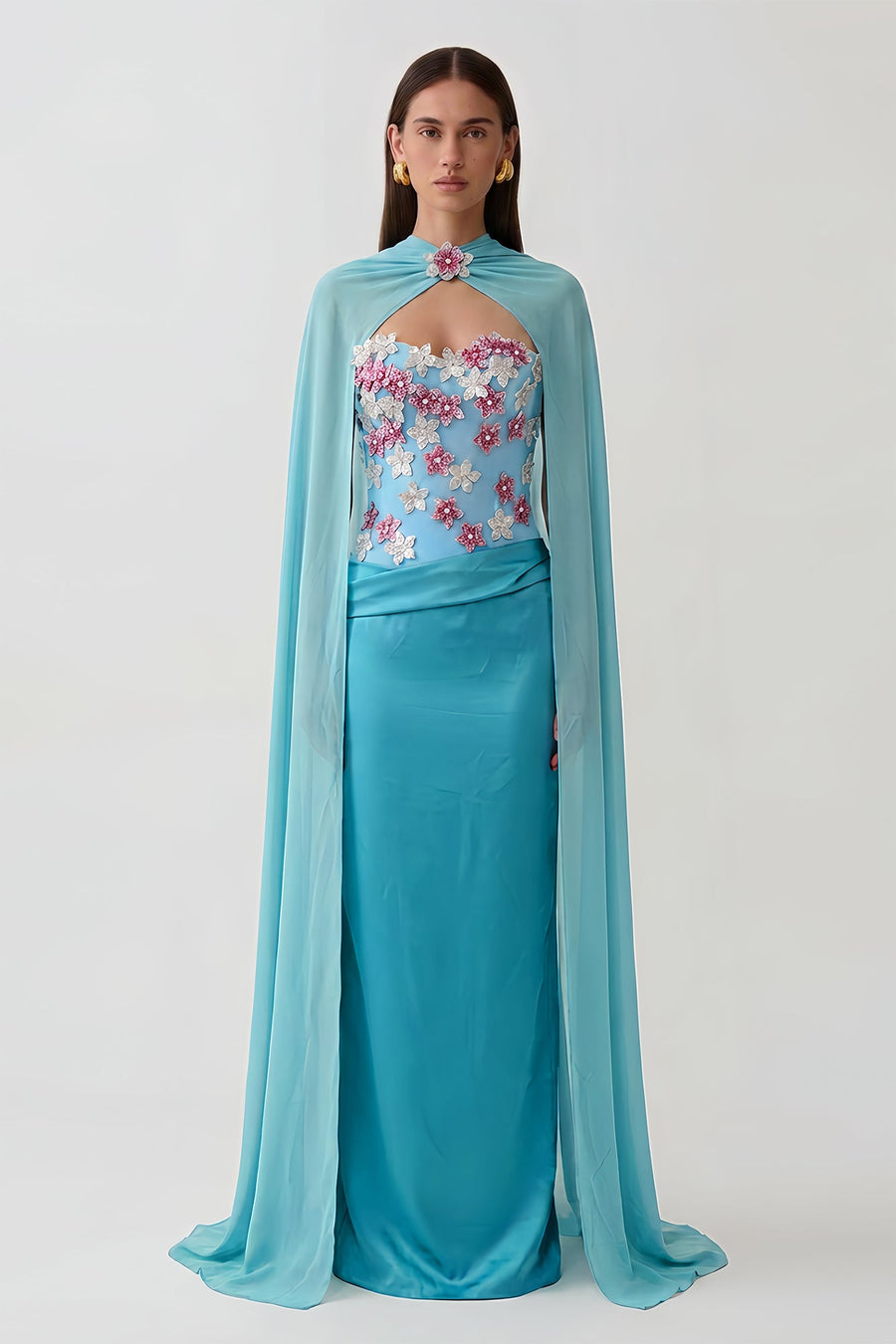Robe drapée en mousseline avec cape, motif floral et strass