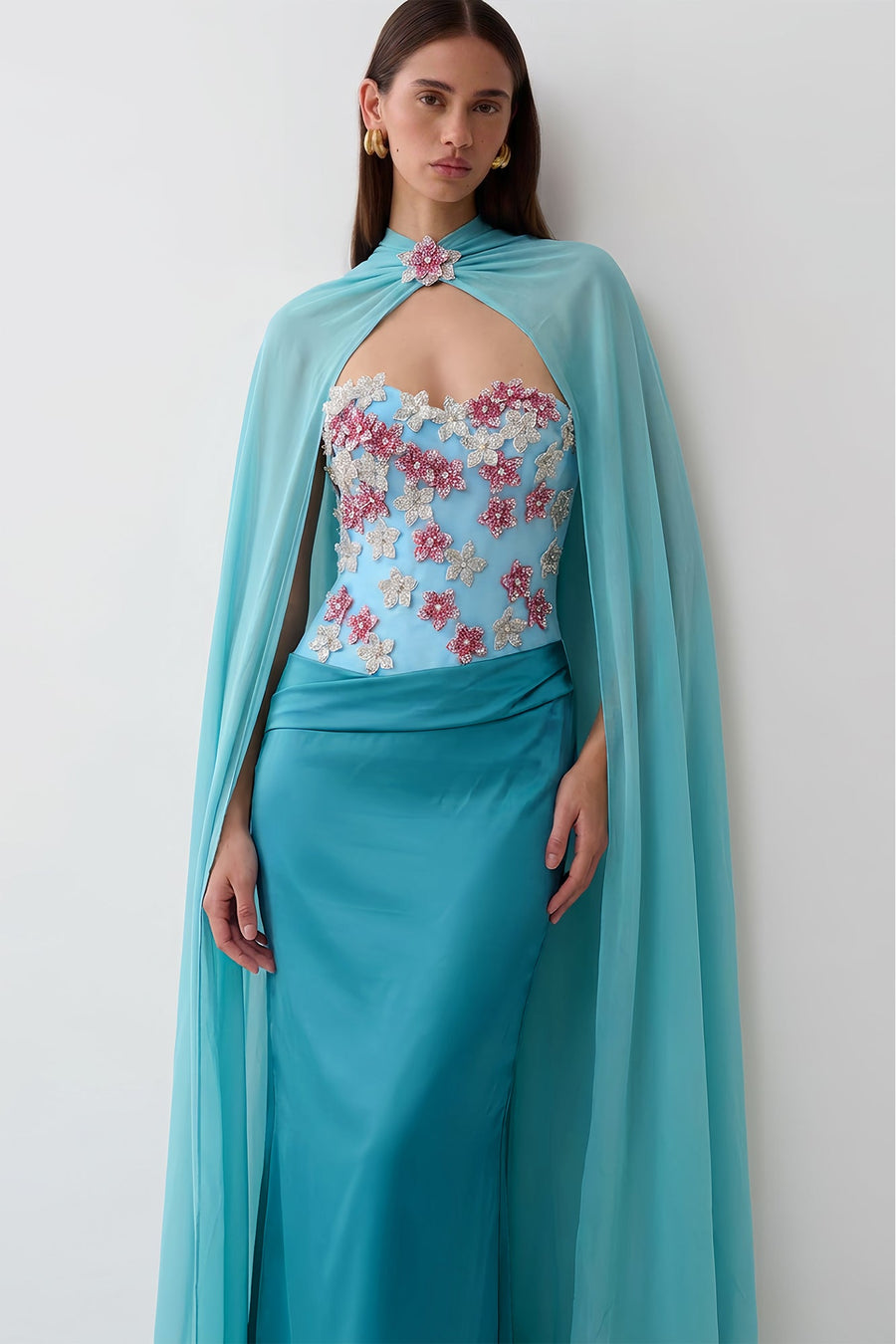 Robe drapée en mousseline avec cape, motif floral et strass