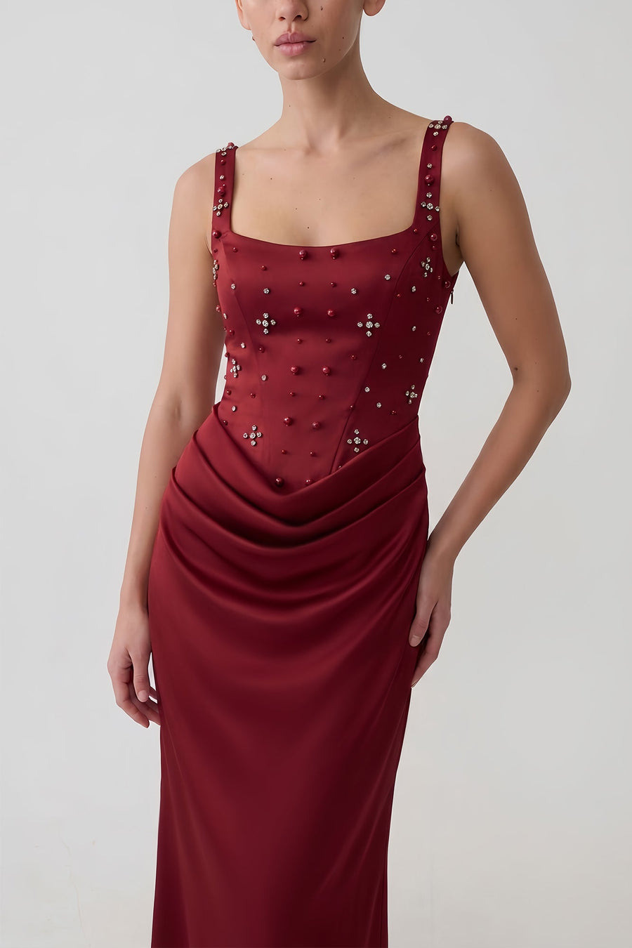 Robe longue en satin drapé avec perles et strass