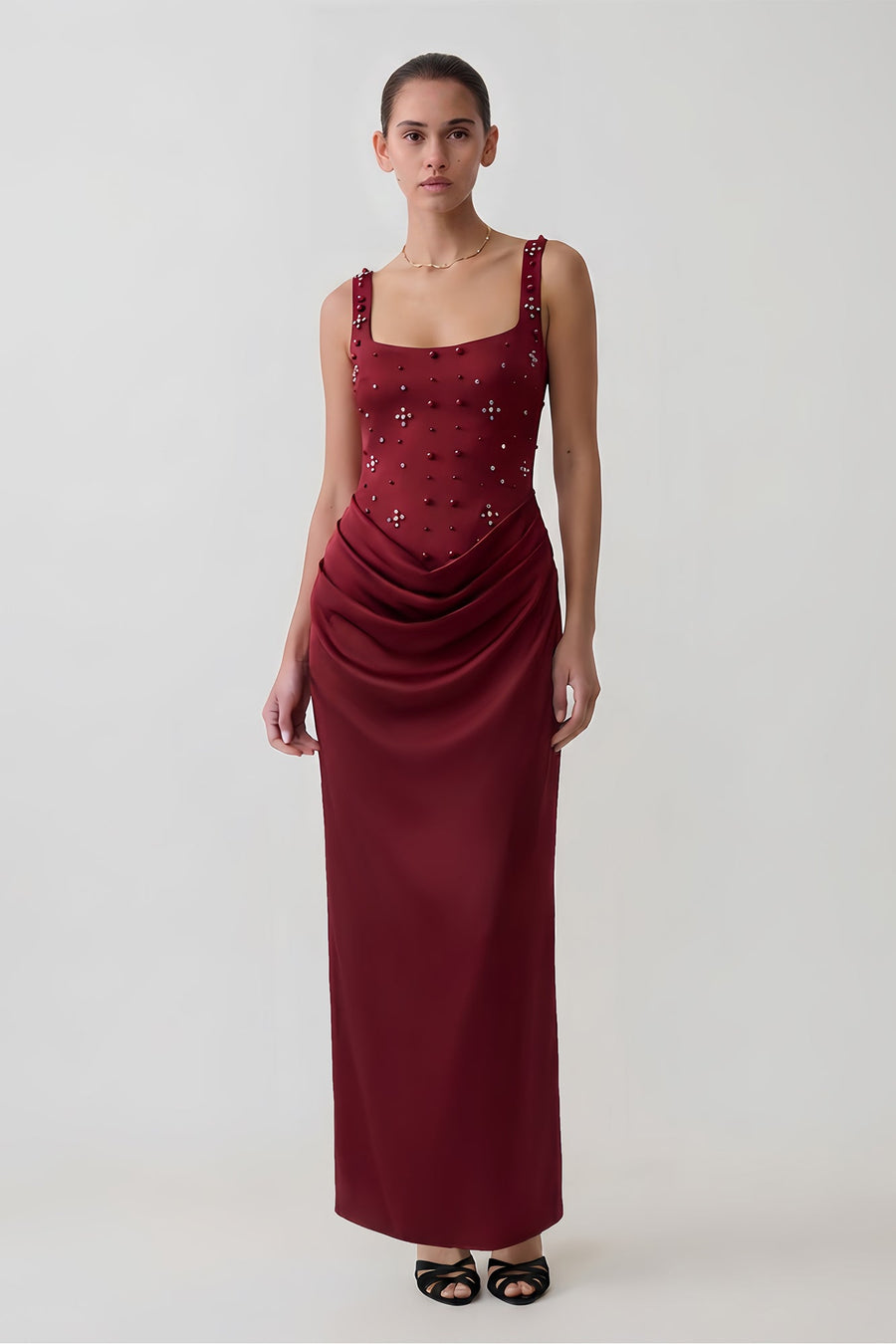 Robe longue en satin drapé avec perles et strass