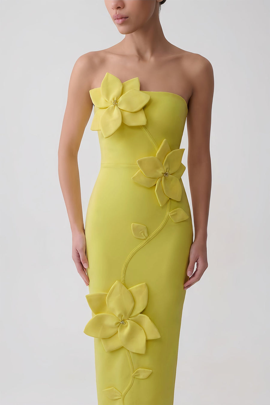 Robe moulante bustier ornée d'appliques florales en forme de lianes