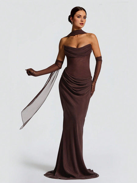 Trägerloses Maxi-Kleid mit Raffungen und Halstuch