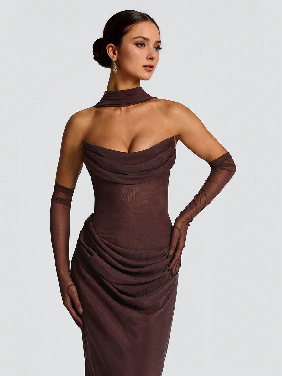 Trägerloses Maxi-Kleid mit Raffungen und Halstuch