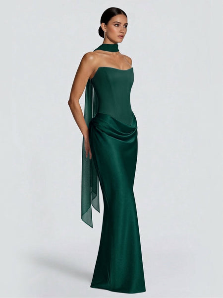 Raffiniertes, trägerloses Satinkleid mit Halstuch