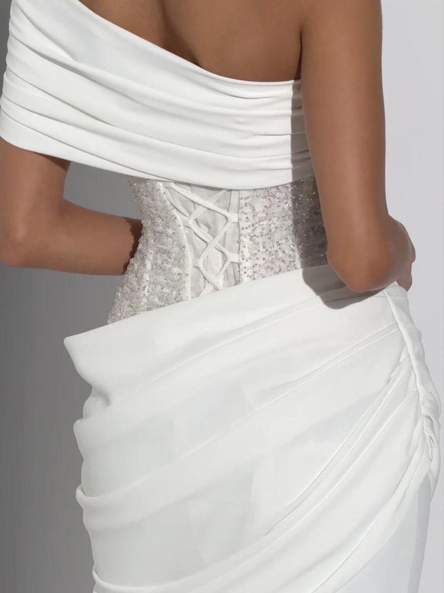 Asymmetrisches, paillettenbesetztes, gerafftes Meerjungfrauenkleid