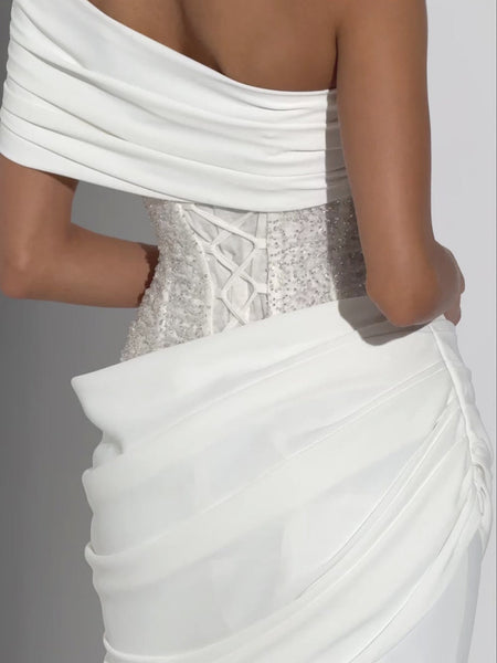 Asymmetrisches, paillettenbesetztes, gerafftes Meerjungfrauenkleid