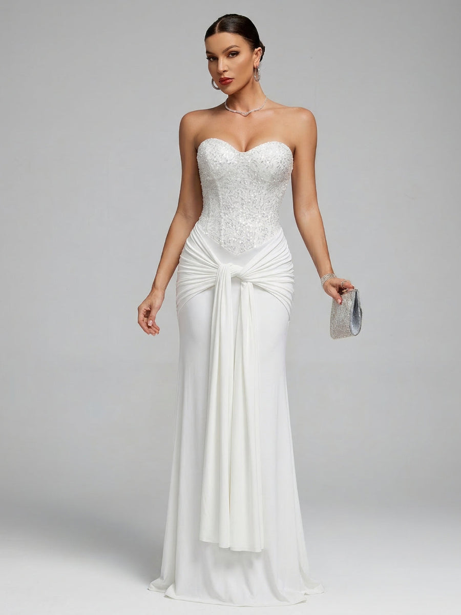 Trägerloses Paillettenkleid mit Drapierungen und Raffungen