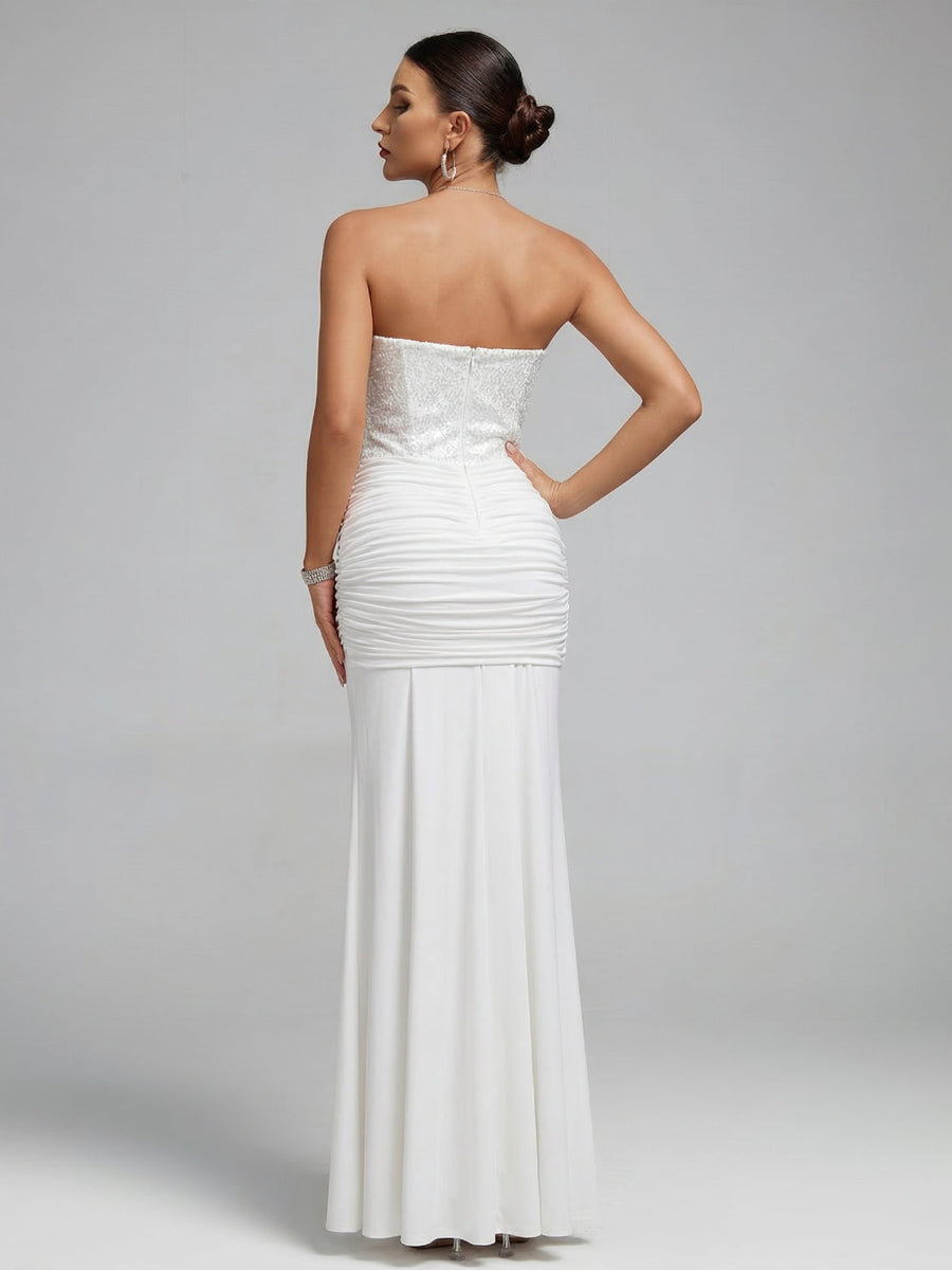 Trägerloses Paillettenkleid mit Drapierungen und Raffungen