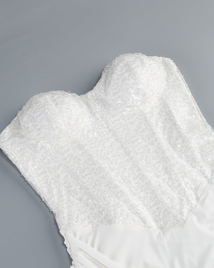 Trägerloses Paillettenkleid mit Drapierungen und Raffungen