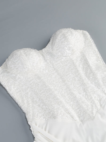 Trägerloses Paillettenkleid mit Drapierungen und Raffungen